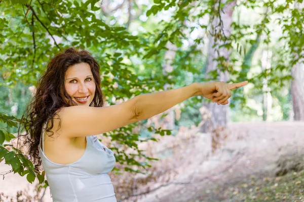 Mujer Menopáusica Sexy Con Piel Lisa Largas Sonrisas Pelo Ondulado — Foto de Stock