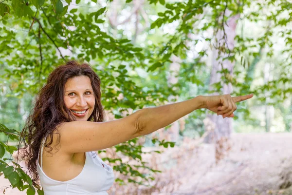 Mulher Menopausa Sexy Com Rugas Longos Sorrisos Cabelo Ondulado Marrom — Fotografia de Stock