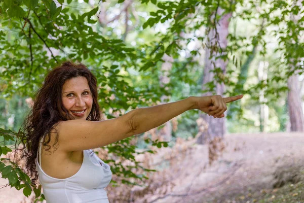 Mulher Menopausa Sexy Com Rugas Longos Sorrisos Cabelo Ondulado Marrom — Fotografia de Stock