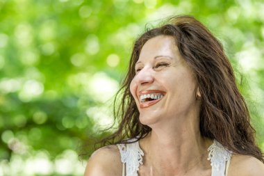 çekici kadın eğlenerek gülüyor