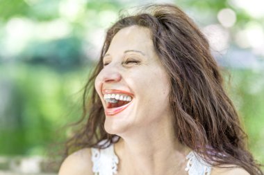 çekici kadın eğlenerek gülüyor