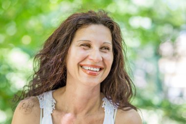 çekici kadın eğlenerek gülüyor