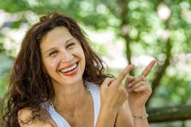 mutlu çekici kadın iki eliyle yan işaret