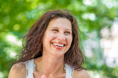 çekici kadın eğlenerek gülüyor