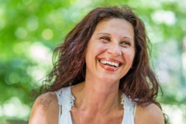 çekici kadın eğlenerek gülüyor