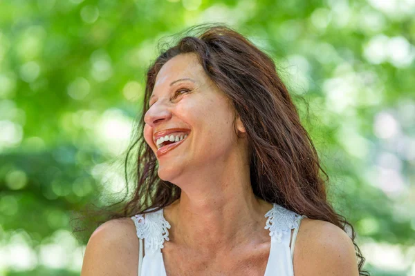 çekici kadın eğlenerek gülüyor