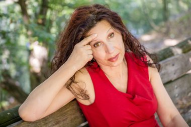 düşünceli bankta oturan kadın