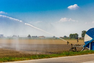 Yeni ekilen bitkileri sulama bir sulama meme yüksek basınçlı sprey