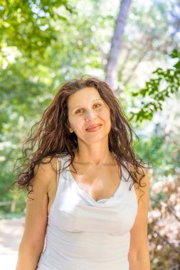 Busty zarif Olgun kadın gülümseyerek