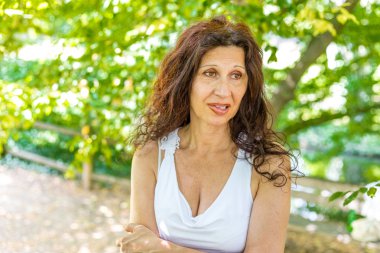 kadın şaşkın bakışla dudağını ısırma