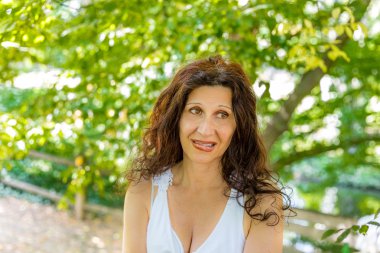 kadın şaşkın bakışla dudağını ısırma