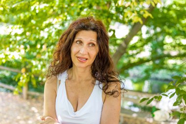 kadın şaşkın bakışla dudağını ısırma