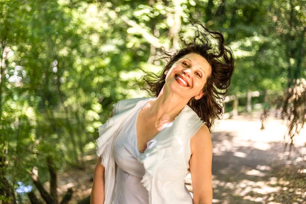 Bonito Mulher Madura Treme Seu Cabelo Jardim — Fotografia de Stock