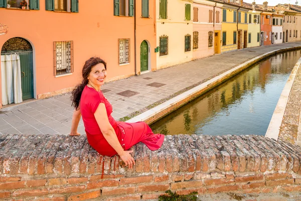 lagün şehirdeki köprüde orta yaşlı kadın