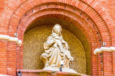 İtalya'da bir Katolik kilisesinin pediment üzerinde Blessed Virgin Mary ve Çocuk İsa mermer heykeli