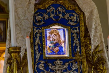 15 Ağustos'ta Meryem'in varsayımı gününde açılan bir türbede Kutsal Meryem anlamına gelen İtalyanca bir cümle ile Teselli Hanım'a adanmış ahşap anma sunağı