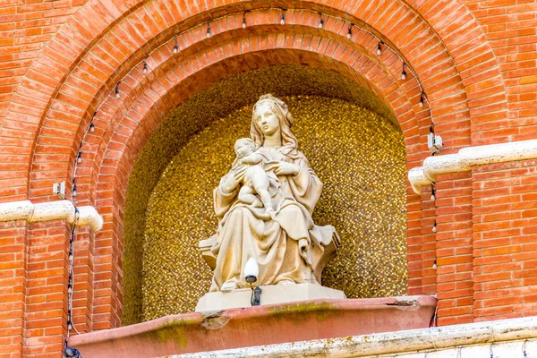 Marmorstaty Jungfru Maria Och Barnet Jesus Frontonen Katolsk Kyrka Italien — Stockfoto