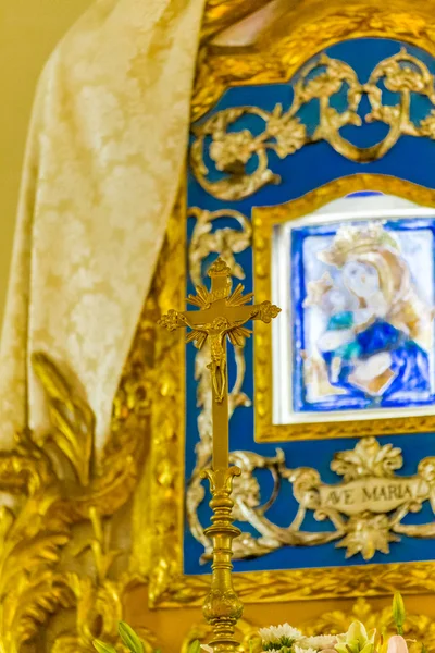 8月15日のメアリーの仮定の日にのみ開かれた神社で イタリア語で ヘイル メアリー を意味する聖母に捧げられた木造記念祭壇の前の十字架 — ストック写真