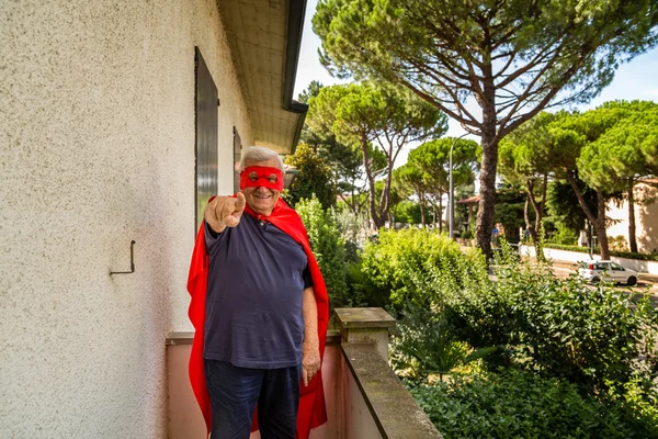 Velho vestido de super-herói — Fotografia de Stock