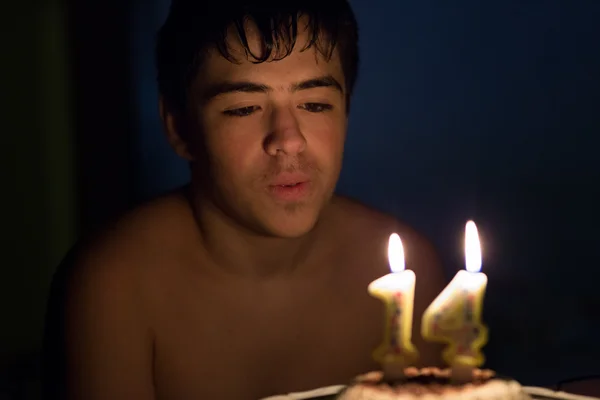 Feliz Quatorze Menino Soprando Velas Creme Bolo Aniversário Chocolate Fundo — Fotografia de Stock