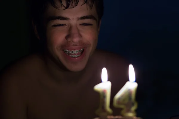 Feliz Chico Catorce Años Delante Pastel Crema Chocolate Con Las — Foto de Stock