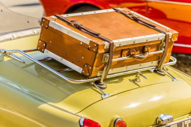 eski model araba üzerinde eski deri çanta