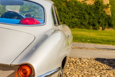 vintage spor araba karoset insa sının kıvrımlı çizgisinin arkasından görünümü