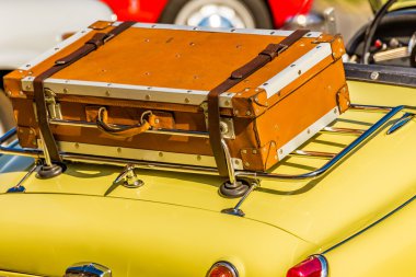 eski model araba üzerinde eski deri çanta