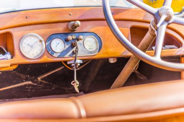 Eski bir arabanın gösterge paneli 