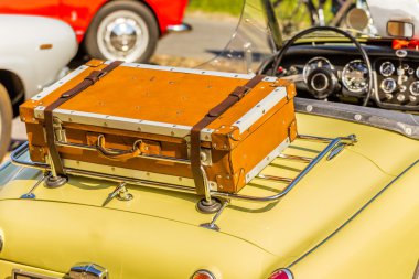 eski model araba üzerinde eski deri çanta