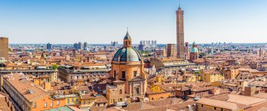 Bologna, İtalya, hava panoramik cityscape tipik evleri, eski binalar ve Ortaçağ kule çatılarının üzerinde