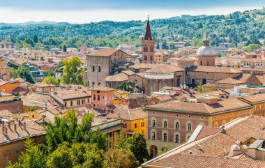 Bologna, İtalya, hava panoramik cityscape tipik evleri, eski binalar ve Ortaçağ kule çatılarının üzerinde