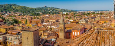 Bologna, İtalya, hava panoramik cityscape tipik evleri, eski binalar ve Ortaçağ kule çatılarının üzerinde