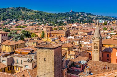 Bologna, İtalya, hava panoramik cityscape tipik evleri, eski binalar ve Ortaçağ kule çatılarının üzerinde