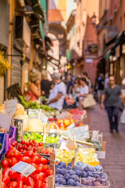 İtalya'nın Bologna tarihi merkezinin eski pazar alanında meyve ve sebze