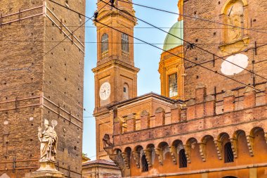 İtalya'da Bologna yaslanmış kuleleri ve antik binaları