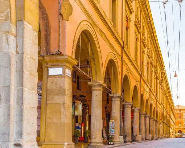 Улицы Здания Историческом Центре Болоньи Италия — стоковое фото