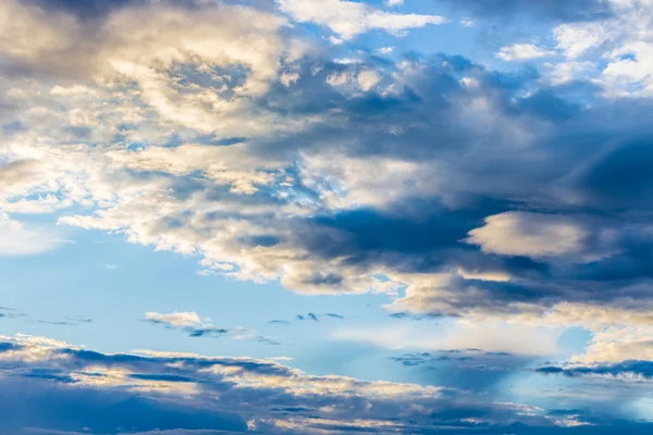 日没時の青い曇り空 — ストック写真