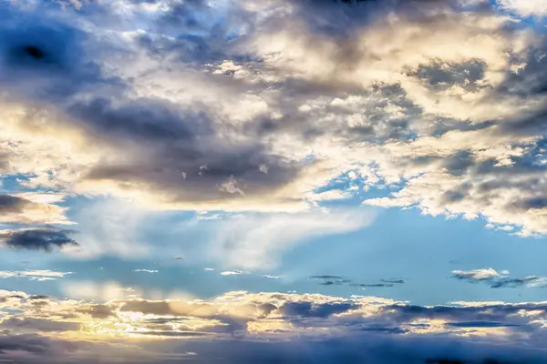 日没時の青い曇り空 — ストック写真