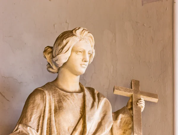 Gammal Staty Kvinna Med Kristet Kors — Stockfoto