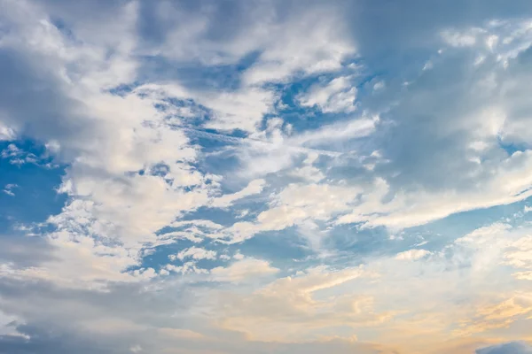夏の青い曇り空 — ストック写真