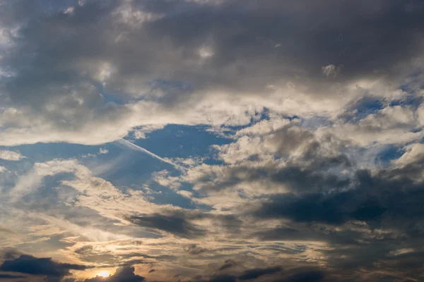 夏の青い曇り空 — ストック写真