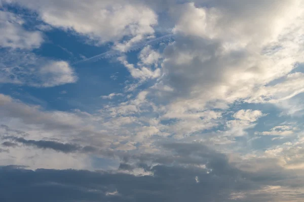夏の青い曇り空 — ストック写真