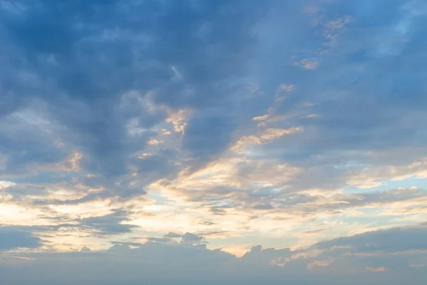 夏の青い曇り空 — ストック写真