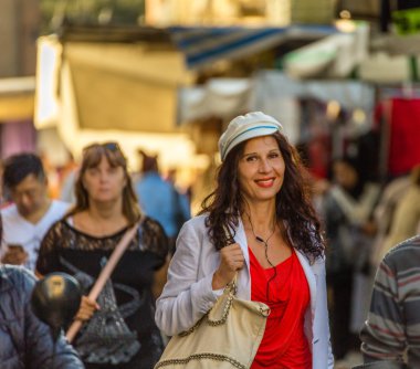 Bir İtalyan sokak pazarında alışveriş yaparken Olgun kadın