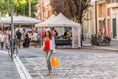 Bir İtalyan sokak pazarında alışveriş yaparken Olgun çekici kadın