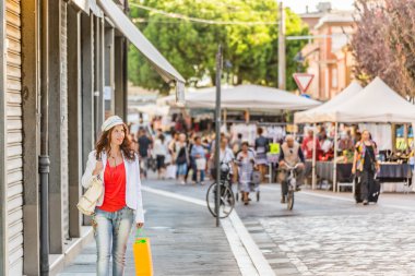 Bir İtalyan sokak pazarında alışveriş yaparken Olgun çekici kadın
