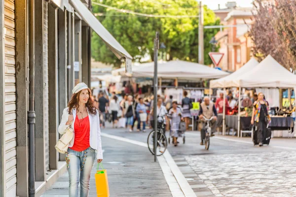 Bir İtalyan sokak pazarında alışveriş yaparken Olgun çekici kadın
