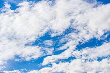 Beyaz bulutlu mavi gökyüzü arkaplanı