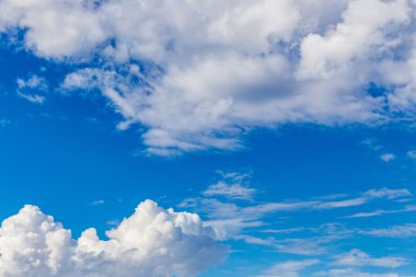 Beyaz bulutlu mavi gökyüzü arkaplanı